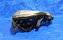 Фара левая для Nissan X-Trail 2005 года на фотографиях