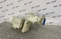 Бачок стеклоомывателя передний для Volkswagen Passat 2009 года на фотографиях