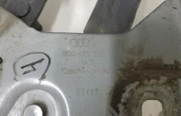 Петля капота левая для Audi Q5 2010 года на фотографиях