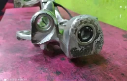 Кулак поворотный левый для Audi A6 2001 года на фотографиях