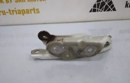 Петля капота левая для Skoda Octavia на фотографиях