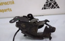 Замок капота левый для BMW 5er 2023 года на фотографиях