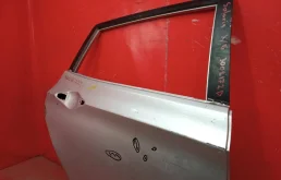 Накладка на дверь задняя правая для Hyundai Solaris 2010 года на фотографиях