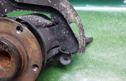 Кулак поворотный левый для BMW 5er 2000 года на фотографиях