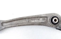 Рычаг передний правый нижний для Audi A6 2010 года на фотографиях