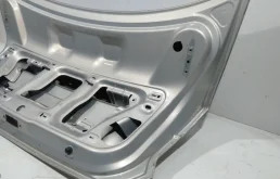 Замок багажника для Volkswagen Polo 2010 года на фотографиях