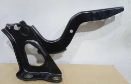 Петля капота правая для Toyota RAV4 2018 года на фотографиях