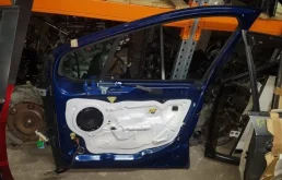 Дверь передняя правая для Peugeot 308 2012 года на фотографиях