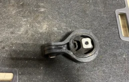 Опора двигателя передняя левая нижняя для Nissan Teana 2010 года на фотографиях