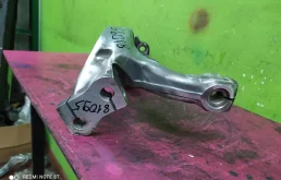 Кулак поворотный левый для Audi A6 2008 года на фотографиях