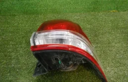 Фонарь правый для Toyota Land Cruiser 2008 года на фотографиях