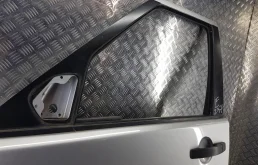 Дверь передняя левая для Land Rover Discovery 2004 года на фотографиях