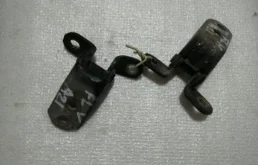 Петля двери передней левой нижняя для Toyota RAV4 2005 года на фотографиях