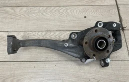 Кулак поворотный левый для Audi A4 2014 года на фотографиях