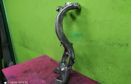 Кулак поворотный левый для Audi A6 2008 года на фотографиях