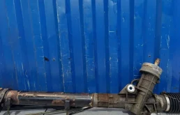 Рулевая рейка для Audi A6 2002 года на фотографиях