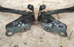 Петля капота правая для Toyota Land Cruiser 2008 года на фотографиях