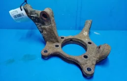 Кулак поворотный правый для Toyota RAV4 2009 года на фотографиях