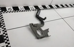 Петля капота правая для Toyota RAV4 на фотографиях