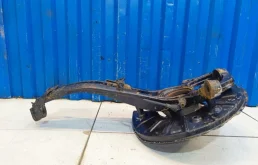 Кулак поворотный левый для Volkswagen Touareg 2010 года на фотографиях