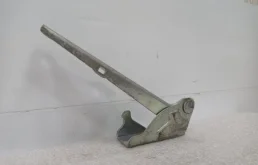 Петля капота левая для Hyundai Accent 2002 года на фотографиях