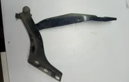 Петля капота левая для Peugeot 308 2010 года на фотографиях