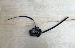 Уплотнитель передней правой двери для Nissan Qashqai 2013 года на фотографиях