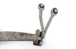 Кулак поворотный левый для Audi A6 2013 года на фотографиях