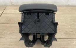 Подлокотник передний для Volkswagen Touareg 2013 года на фотографиях