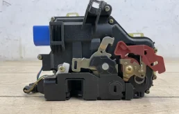 Замок двери задней правой для Volkswagen Touareg 2003 года на фотографиях