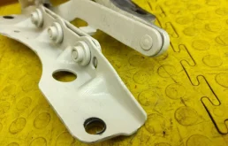 Петля капота левая для Mercedes-Benz S class 2011 года на фотографиях