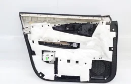 Уплотнитель передней правой двери для Nissan X-Trail 2022 года на фотографиях