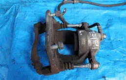 Суппорт передний левый для Toyota Avensis на фотографиях