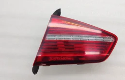 Фонарь внутренний правый для Volkswagen Passat 2019 года на фотографиях