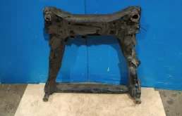 Подрамник двигателя для Nissan X-Trail 2011 года на фотографиях