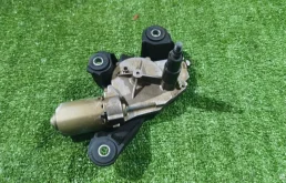 Мотор стеклоочистителя для Nissan Qashqai 2010 года на фотографиях