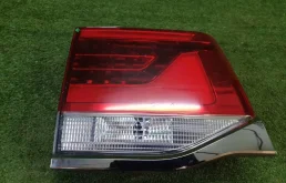 Фонарь внутренний левый для Toyota Land Cruiser 2021 года на фотографиях