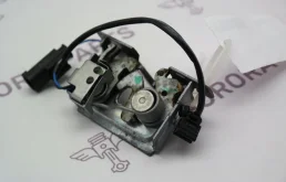 Замок капота левый для BMW X5 на фотографиях