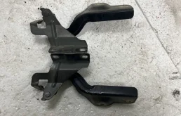 Петля капота левая для Nissan Almera 2017 года на фотографиях