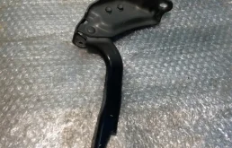 Петля капота левая для Toyota Land Cruiser 2008 года на фотографиях