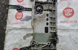 Подрамник двигателя для Volkswagen Tiguan 2010 года на фотографиях