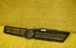 Решетка переднего бампера для Volkswagen Jetta 2010 года на фотографиях