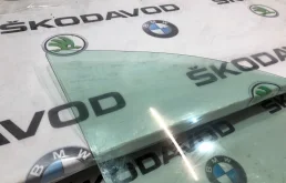Стекло двери переднее правое для Skoda Octavia 2010 года на фотографиях