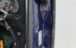 Дверь передняя левая для Volkswagen Touareg 2005 года на фотографиях