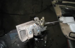 Уплотнитель передней правой двери для Chevrolet Lacetti 2008 года на фотографиях