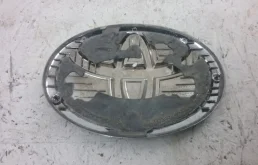 Эмблема задняя для Toyota Land Cruiser на фотографиях