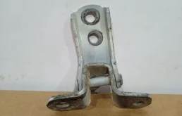 Петля двери передней левой нижняя для Toyota RAV4 2019 года на фотографиях