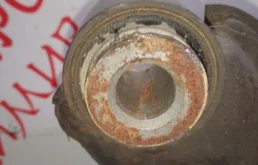 Усилитель переднего бампера для Nissan X-Trail 2005 года на фотографиях