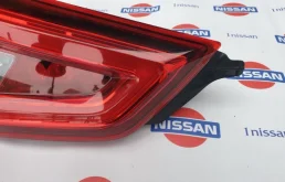 Фонарь внутренний левый для Nissan Qashqai 2018 года на фотографиях