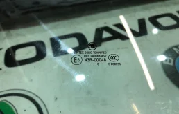 Стекло двери переднее правое для Skoda Octavia 2010 года на фотографиях